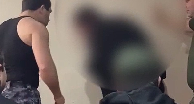 Силовик избивает задержанного. Кадр из видео https://t.me/nujnaiagazeta/10628 Силовик избивает задержанного. Кадр из видео https://t.me/nujnaiagazeta/10628