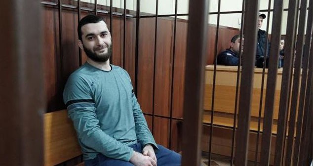 Абдулмумин Гаджиев в зале суда. Фото: https://vot-tak.tv/novosti/12-09-2023-abdulmumin-gadzhiev/ Абдулмумин Гаджиев в зале суда. Фото: https://vot-tak.tv/novosti/12-09-2023-abdulmumin-gadzhiev/