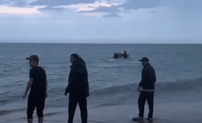 Спасатели помогают выйти из моря. Стоп-кадр видео Telegram-канала "Криминальная хроника Дагестана" от 13.06.24, https://t.me/criminal_chronicle/6007 Спасатели помогают выйти из моря. Стоп-кадр видео Telegram-канала "Криминальная хроника Дагестана" от 13.06.24, https://t.me/criminal_chronicle/6007