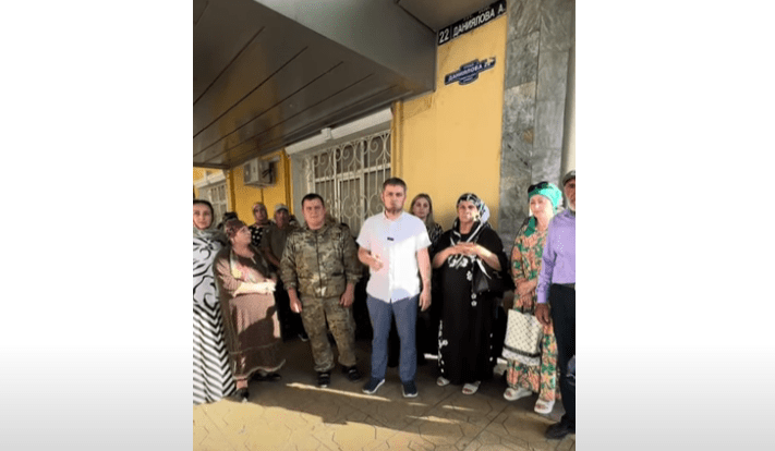 Юрист Арсен Магомедов и дольщики дома по улице Тбилисская у здания Верховного суда Дагестана. Стоп-кадр видео из YouTube-канала Магомедова от 24.06.24, https://www.youtube.com/watch?v=dQH1m2d5-rk Юрист Арсен Магомедов и дольщики дома по улице Тбилисская у здания Верховного суда Дагестана. Стоп-кадр видео из YouTube-канала Магомедова от 24.06.24, https://www.youtube.com/watch?v=dQH1m2d5-rk