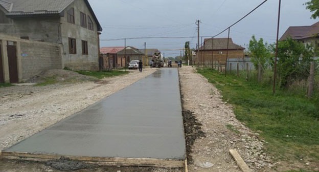 Ремонт дороги в селе Новосаситли Хасавюртовского района. Фото: страница "Голос Дагестана" "ВКонтакте" https://vk.com/wall-74219800_2336206 Ремонт дороги в селе Новосаситли Хасавюртовского района. Фото: страница "Голос Дагестана" "ВКонтакте" https://vk.com/wall-74219800_2336206