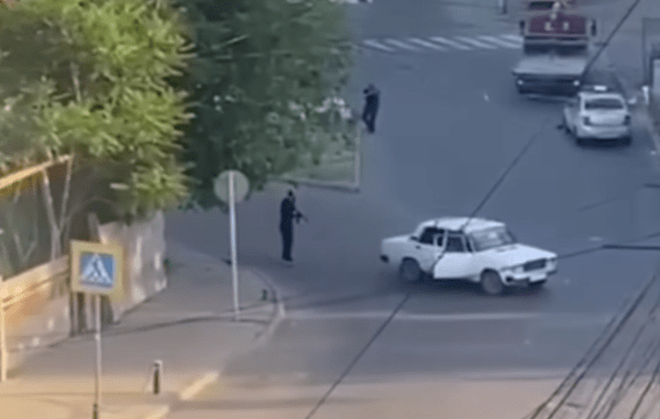 Атака боевиков в Дагестане. Стоп-кадр видео "Кавказского узла". Атака боевиков в Дагестане. Стоп-кадр видео "Кавказского узла".