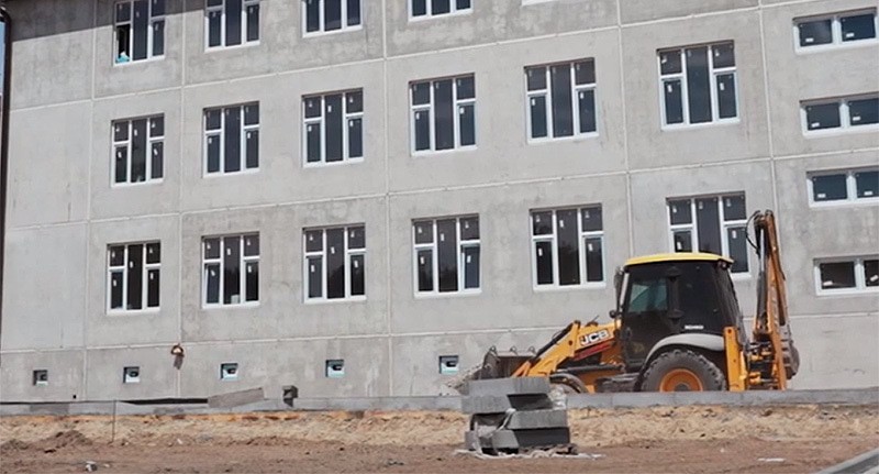 Строительство школы в Астрахани. Кадр из видео на странице губернатора Астраханской области в соцсети "ВКонтакте" – https://vk.com/wall547778820_99443 Строительство школы в Астрахани. Кадр из видео на странице губернатора Астраханской области в соцсети "ВКонтакте" – https://vk.com/wall547778820_99443