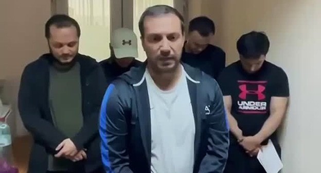 Cыновья экс-главы Сергокалинского района Магомеда Омарова. Cкриншот видео от 26 июня 2024 г. t.me/ostorozhno_novosti
/27226 Cыновья экс-главы Сергокалинского района Магомеда Омарова. Cкриншот видео от 26 июня 2024 г. t.me/ostorozhno_novosti
/27226