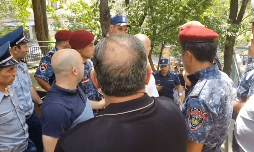 Акция протеста жильцов дома по проспекту Азатутян. Ереван, 8 июля 2024 г. Фото: alphanews.am https://alphanews.am/ru/grazhdane-v-erevane-provodyat-aktsiyu-pro/ Акция протеста жильцов дома по проспекту Азатутян. Ереван, 8 июля 2024 г. Фото: alphanews.am https://alphanews.am/ru/grazhdane-v-erevane-provodyat-aktsiyu-pro/