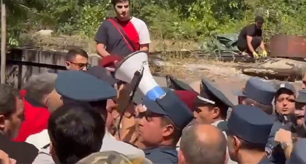 Акция протеста жителей многоэтажки в Ереване. 8 июля 2024 г. Скриншот видео "Sputnik Армения" https://vk.com/wall-211631710_27595 Акция протеста жителей многоэтажки в Ереване. 8 июля 2024 г. Скриншот видео "Sputnik Армения" https://vk.com/wall-211631710_27595