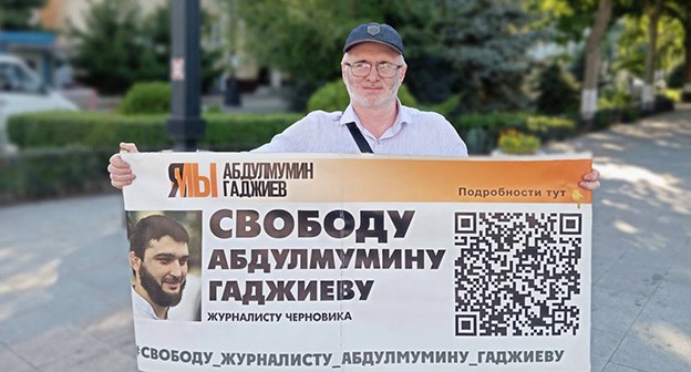 Магомед Магомедов в одиночном пикете. Махачкала, 8 июля 2024 г. Фото: телеграм-канал "Черновик" Магомед Магомедов в одиночном пикете. Махачкала, 8 июля 2024 г. Фото: телеграм-канал "Черновик"