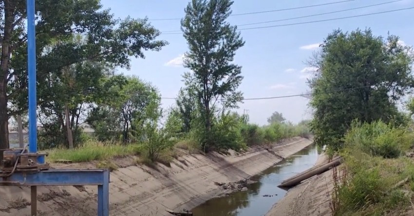 Оросительный канал в Волгоградской области. Скриншот видео Алексея Ульянова https://bloknot-volgograd.ru Оросительный канал в Волгоградской области. Скриншот видео Алексея Ульянова https://bloknot-volgograd.ru