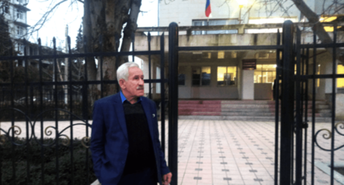 Темирхан Амаханов у здания Дербентского городского суда. 16 марта 2021 года. Фото "Кавказского узла" Темирхан Амаханов у здания Дербентского городского суда. 16 марта 2021 года. Фото "Кавказского узла"