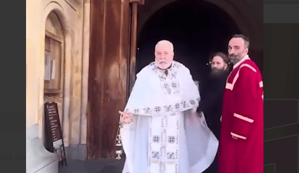 Священнослужители на пороге храма Самеба. Стоп-кадр видео "Мтавари архи" от 12.07.24, https://www.facebook.com/watch/?v=1733277187213457#_=_(деятельность компании Meta, владеющей Facebook, запрещена в России. Священнослужители на пороге храма Самеба. Стоп-кадр видео "Мтавари архи" от 12.07.24, https://www.facebook.com/watch/?v=1733277187213457#_=_(деятельность компании Meta, владеющей Facebook, запрещена в России.