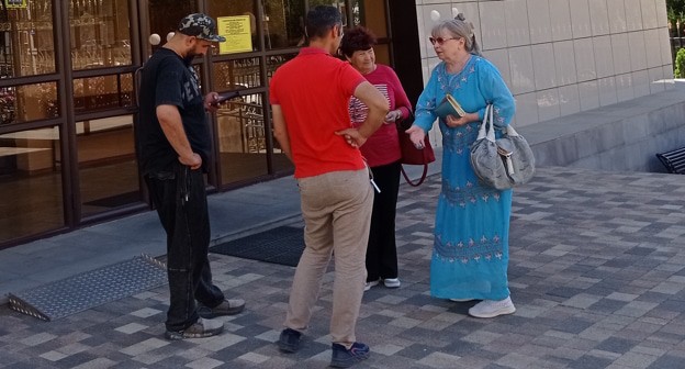 Активисты перед зданием суда в Ставрополе, фото "Кавказского узла" Активисты перед зданием суда в Ставрополе, фото "Кавказского узла"
