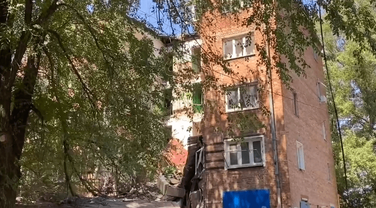 Дом на улице Нариманова в Ростове-на-Дону. Стоп-кадр видео"Блокнот Ростов" от 15.07.24, https://t.me/bloknot_rostov/29364 Дом на улице Нариманова в Ростове-на-Дону. Стоп-кадр видео"Блокнот Ростов" от 15.07.24, https://t.me/bloknot_rostov/29364
