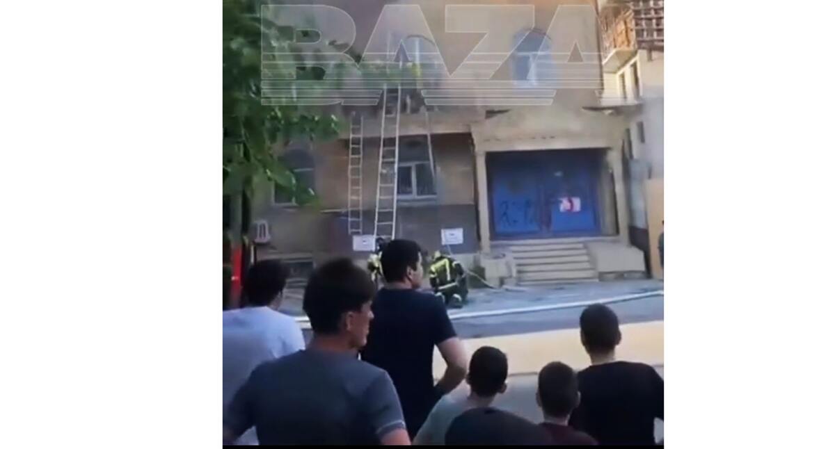Пожарные прибыли к синагоге Махачкалы. Скриншот видео Baza от 23.06.24, https://t.me/bazabazon/2883 Пожарные прибыли к синагоге Махачкалы. Скриншот видео Baza от 23.06.24, https://t.me/bazabazon/2883