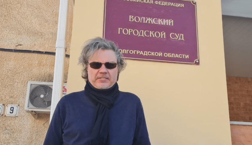 Александр Ефимов у здания Волжского горсуда. Фото предоставлено "Кавказскому узлу" Александром Ефимовым.
Александр Ефимов у здания Волжского горсуда. Фото предоставлено "Кавказскому узлу" Александром Ефимовым.