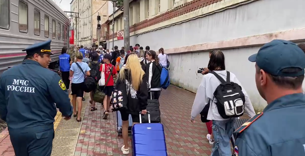 Детей из Белгородской области встретили сотрудники МЧС. Стоп-кадр видео из Telegram-канала РИА "Дагестан" от 27.07.24, https://t.me/riadagestan/29692 Детей из Белгородской области встретили сотрудники МЧС. Стоп-кадр видео из Telegram-канала РИА "Дагестан" от 27.07.24, https://t.me/riadagestan/29692