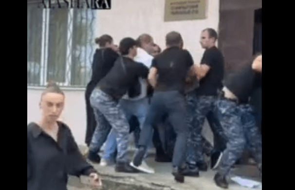Потасовка силовиков у суда в Очамчире. Стоп-кадр видео "Аиашара" от 31.07.24, https://t.me/aiashara/6995 Потасовка силовиков у суда в Очамчире. Стоп-кадр видео "Аиашара" от 31.07.24, https://t.me/aiashara/6995