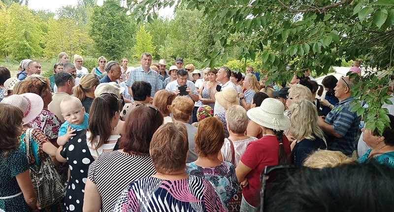 Жители Янго-Аула на встрече с депутатом облдумы Александром Клыкановым и сотрудниками горадминистрации. Фото: Наиль Адельшинов https://vk.com/wall368809974_3899 Жители Янго-Аула на встрече с депутатом облдумы Александром Клыкановым и сотрудниками горадминистрации. Фото: Наиль Адельшинов https://vk.com/wall368809974_3899