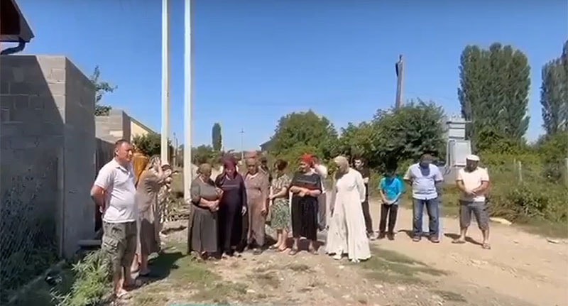 Жители села Даркуш-Казмаляр записывают видеообращение к главе Дагестана Сергею Меликову. Кадр из видео https://vk.com/wall-108870974_844544 Жители села Даркуш-Казмаляр записывают видеообращение к главе Дагестана Сергею Меликову. Кадр из видео https://vk.com/wall-108870974_844544