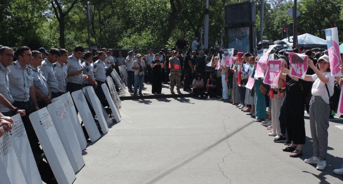 Силовики и сторонники Галстаняна на акции протеста. Фото Тиграна Петросяна для "Кавказского узла". Силовики и сторонники Галстаняна на акции протеста. Фото Тиграна Петросяна для "Кавказского узла".