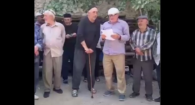 Жители села Тлох, участники записи обращения, стоп-кадр видео https://t.me/stab_dagestana_kanal/23530 Жители села Тлох, участники записи обращения, стоп-кадр видео https://t.me/stab_dagestana_kanal/23530