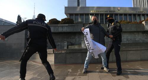 Сотрудники полиции вырывают плакат у протестующего. Фото Азиза Каримова для "Кавказского узла" Сотрудники полиции вырывают плакат у протестующего. Фото Азиза Каримова для "Кавказского узла"