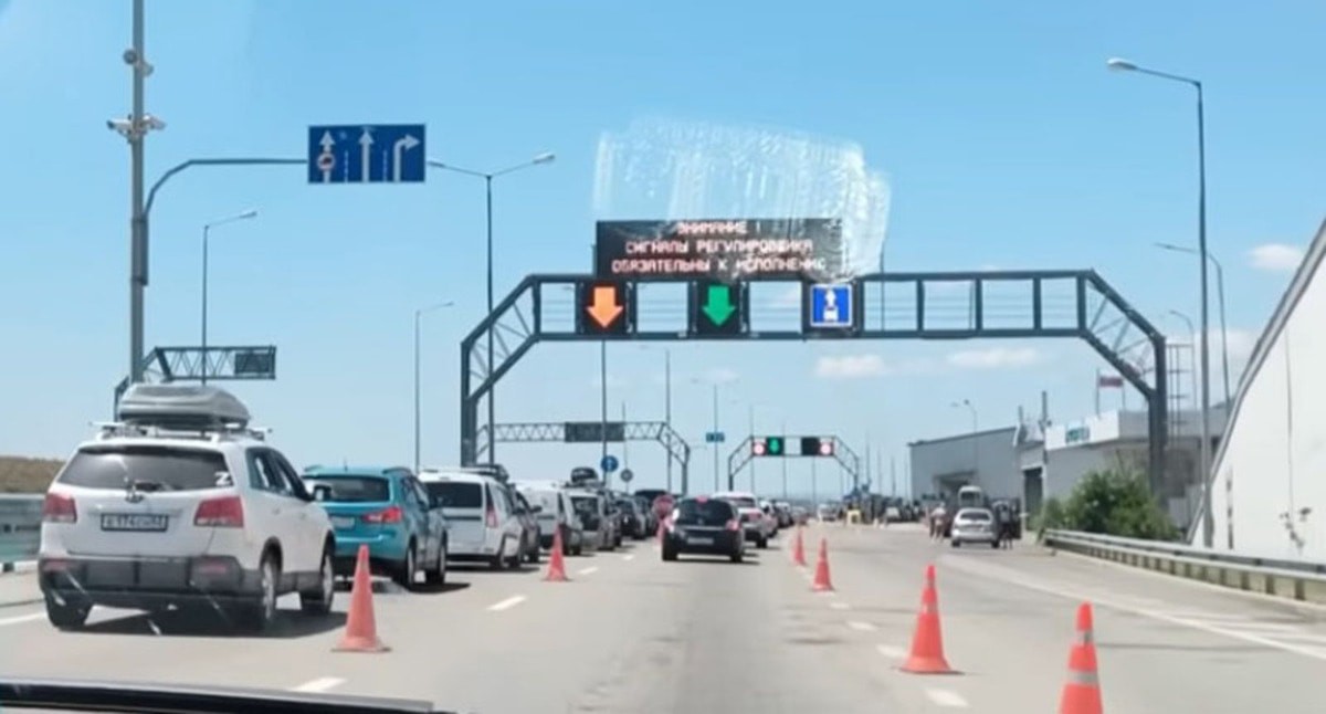 Пробка перед Крымским мостом. Стоп-кадр из видео https://www.youtube.com/watch?v=uHf6yac4g44 Пробка перед Крымским мостом. Стоп-кадр из видео https://www.youtube.com/watch?v=uHf6yac4g44