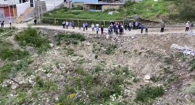 Жители села Кулибухна. Кадр видео из телеграм-канала "Голос Дагестана / новости Дагестана" https://t.me/golosdagestana05/13262 Жители села Кулибухна. Кадр видео из телеграм-канала "Голос Дагестана / новости Дагестана" https://t.me/golosdagestana05/13262