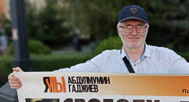 Магомед Магомедов в одиночном пикете. Махачкала, 19 августа 2024 года. Фото: Телеграм-канал "Черновик" Магомед Магомедов в одиночном пикете. Махачкала, 19 августа 2024 года. Фото: Телеграм-канал "Черновик"