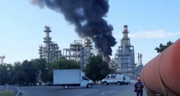 Пожар на Новошахтинском нефтеперерабатывающем заводе в Ростовской области. Кадр из видео очевидца https://ria.ru Пожар на Новошахтинском нефтеперерабатывающем заводе в Ростовской области. Кадр из видео очевидца https://ria.ru