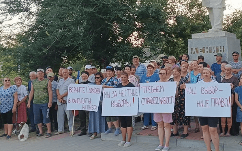 Участники схода в станице Трехостровской. Фото предоставлено "Кавказскому узлу" жителями станицы. Участники схода в станице Трехостровской. Фото предоставлено "Кавказскому узлу" жителями станицы.