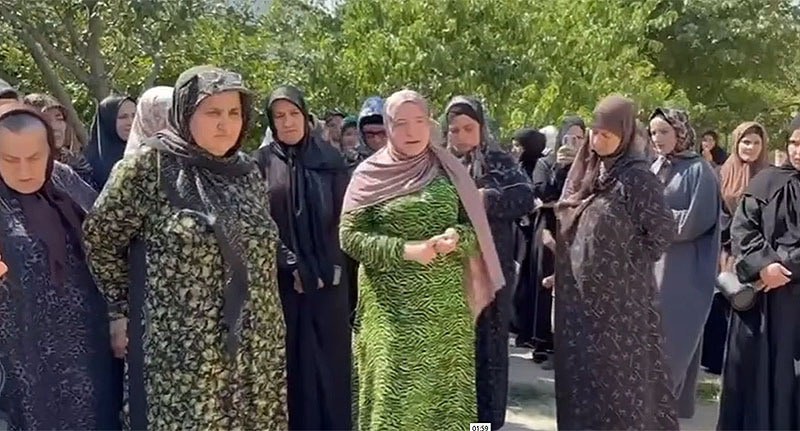Жительницы Хасавюрта записывают видеообращение с жалобой на состояние местной школы. Кадр из видео https://www.instagram.com/p/C--i6B-sLGm (деятельность компании Meta (владеет Facebook, Instagram и WhatsApp) запрещена в России) Жительницы Хасавюрта записывают видеообращение с жалобой на состояние местной школы. Кадр из видео https://www.instagram.com/p/C--i6B-sLGm (деятельность компании Meta (владеет Facebook, Instagram и WhatsApp) запрещена в России)