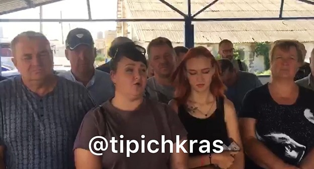 Видеообращение дальнобойщиков из станицы Динской. Скриншот видео от 27 августа 2024 г. https://t.me/tipichkras/50248 Видеообращение дальнобойщиков из станицы Динской. Скриншот видео от 27 августа 2024 г. https://t.me/tipichkras/50248