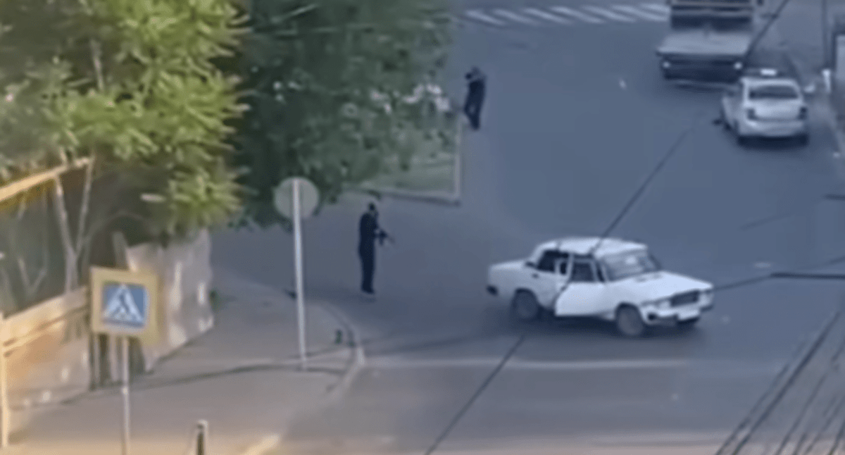 Атака боевиков в Дагестане. Стоп-кадр видео "Кавказского узла", https://www.youtube.com/watch?v=jMxq44sNPUk Атака боевиков в Дагестане. Стоп-кадр видео "Кавказского узла", https://www.youtube.com/watch?v=jMxq44sNPUk