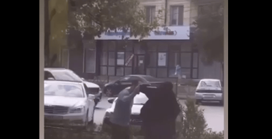 Мужчина в Дагестане попытался снять никаб с мусульманки. Стоп-кадр видео из Telegram-канала "Что там у дагестанцев" от 28.08.24, https://t.me/dagestanRD/48650 Мужчина в Дагестане попытался снять никаб с мусульманки. Стоп-кадр видео из Telegram-канала "Что там у дагестанцев" от 28.08.24, https://t.me/dagestanRD/48650