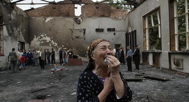 Школа в Беслане. Фото: report.az https://report.az/ru/v-regione/sk-rossii-spustya-19-let-ustanovil-lichnost-boevika-sovershivshego-terakt-v-beslane/ Школа в Беслане. Фото: report.az https://report.az/ru/v-regione/sk-rossii-spustya-19-let-ustanovil-lichnost-boevika-sovershivshego-terakt-v-beslane/