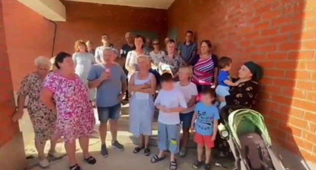 Жители станицы Старокорсунская в Краснодаре записали видеообращение к властям с требованием решить проблему с отсутствием подачи газа в их дома. Cкриншот видео от 9 сентября 2024 г. https://t.me/UtrennijYug/29704 Жители станицы Старокорсунская в Краснодаре записали видеообращение к властям с требованием решить проблему с отсутствием подачи газа в их дома. Cкриншот видео от 9 сентября 2024 г. https://t.me/UtrennijYug/29704