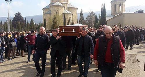 Похороны бизнесмена Бесо Хардзиани. Фото: кадр видео interpressnews.ge http://www.interpressnews.ge/ru/2010-05-25-09-34-46/70042-2015-04-02-13-31-10.html?ar=A Похороны бизнесмена Бесо Хардзиани. Фото: кадр видео interpressnews.ge http://www.interpressnews.ge/ru/2010-05-25-09-34-46/70042-2015-04-02-13-31-10.html?ar=A