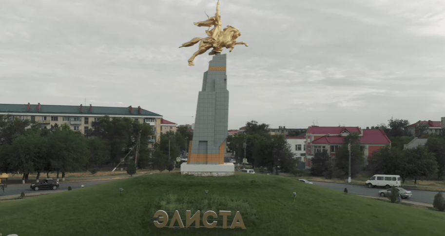 Элиста. Стоп-кадр видео Zaan Online, https://www.youtube.com/watch?v=GZFF3uyy2Lk Элиста. Стоп-кадр видео Zaan Online, https://www.youtube.com/watch?v=GZFF3uyy2Lk