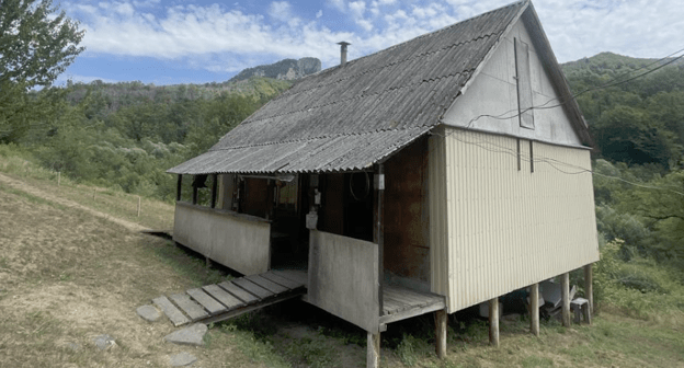 Самовольная постройка на землях нацпарка в Сочи, фото корреспондента "Кавказского узла" Самовольная постройка на землях нацпарка в Сочи, фото корреспондента "Кавказского узла"