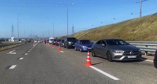 Скопление автомобилей перед Крымским мостом. Фото «Кубань 24» Скопление автомобилей перед Крымским мостом. Фото «Кубань 24»