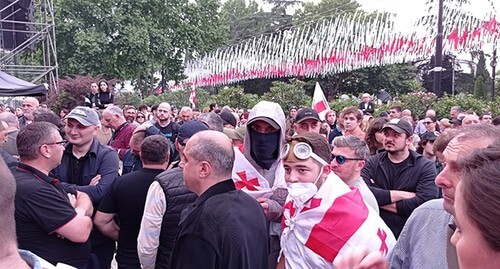 Участники акции протеста. Тбилиси, май 2024 г. Фото Инны Кукуджановой для "Кавказского узла" Участники акции протеста. Тбилиси, май 2024 г. Фото Инны Кукуджановой для "Кавказского узла"