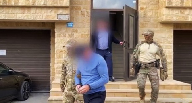 Задержание мэра Избербаша. 1 октября 2024 г. Скриншот видео СУ СК России по Республике Дагестан Задержание мэра Избербаша. 1 октября 2024 г. Скриншот видео СУ СК России по Республике Дагестан