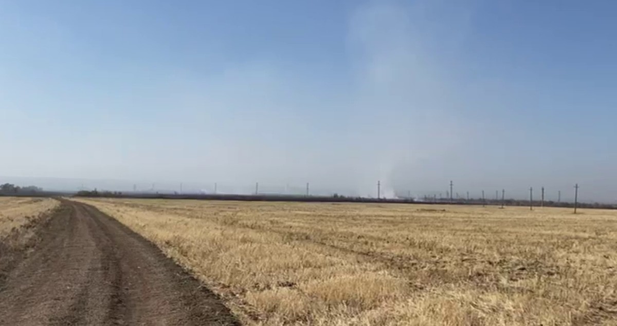 Дым от мусорного полигона в Морозовске. Кадр видео из телеграм-канала "Привет-Ростов.ру" https://t.me/privet_rostov_ru/51900 Дым от мусорного полигона в Морозовске. Кадр видео из телеграм-канала "Привет-Ростов.ру" https://t.me/privet_rostov_ru/51900