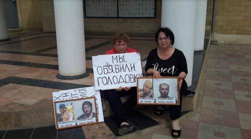 Елена Барзукаева в одиночном пикете. Дербент, июнь 2019 года. Фото Мурада Мурадова для "Кавказского узла" Елена Барзукаева в одиночном пикете. Дербент, июнь 2019 года. Фото Мурада Мурадова для "Кавказского узла"