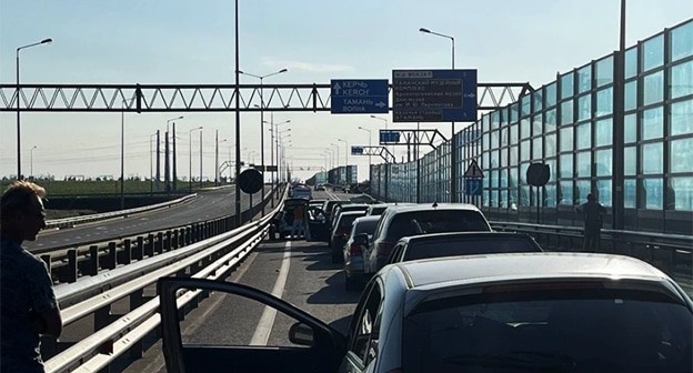 Автомобили на Крымском мосту. Фото: Телеграм канал "Крымский мост" Автомобили на Крымском мосту. Фото: Телеграм канал "Крымский мост"