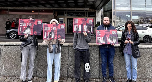 Участники пикета в поддержку Игбала Абилова. Варшава, 9 октября 2024 г. Фото: https://optim.tildacdn.net/tild6532-3436-4636-a337-396635373633/-/format/webp/warsaw_4.jpg Участники пикета в поддержку Игбала Абилова. Варшава, 9 октября 2024 г. Фото: https://optim.tildacdn.net/tild6532-3436-4636-a337-396635373633/-/format/webp/warsaw_4.jpg