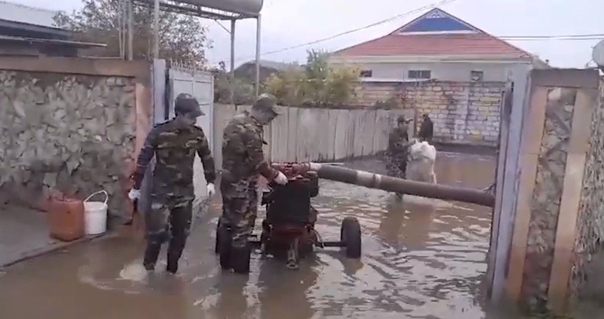 Сотрудники МЧС в зоне затопления в Гаджигабульском районе. Кадр видео МЧС Азербайджана https://fhn.gov.az/az/melumatlar/fhn-metbuat-xidmetinin-melumati-video-d0187674 Сотрудники МЧС в зоне затопления в Гаджигабульском районе. Кадр видео МЧС Азербайджана https://fhn.gov.az/az/melumatlar/fhn-metbuat-xidmetinin-melumati-video-d0187674
