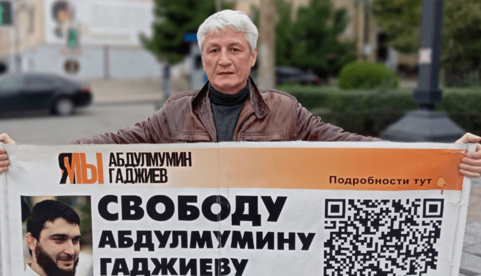 Джамбулат Гасанов на пикете в Махачкале 14 октября 2024 года. Скриншот фото из Telegram-канала "Черновика" https://t.me/chernovik/77994 Джамбулат Гасанов на пикете в Махачкале 14 октября 2024 года. Скриншот фото из Telegram-канала "Черновика" https://t.me/chernovik/77994