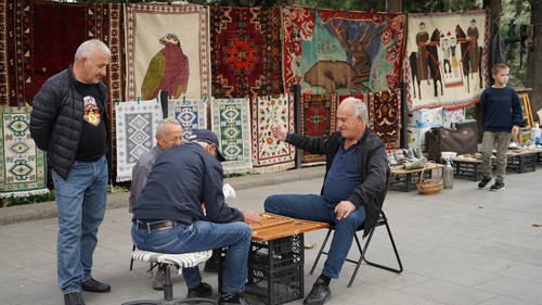 Тбилиси. Торговцы на сухом мосту играют в нарды. Фото: Давид Пипия/JAMnews. 2024 год.