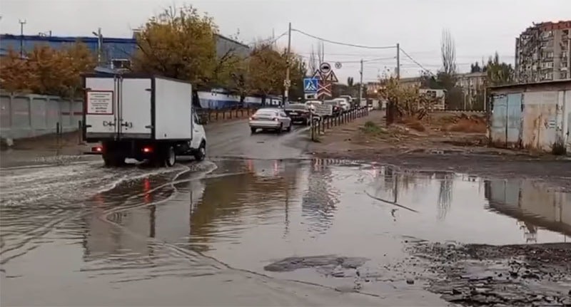 Участок улицы Красноармейская в Астрахани, подтопленный после дождя. Кадр из видео https://vk.com/wall-37473293_1896375 Участок улицы Красноармейская в Астрахани, подтопленный после дождя. Кадр из видео https://vk.com/wall-37473293_1896375